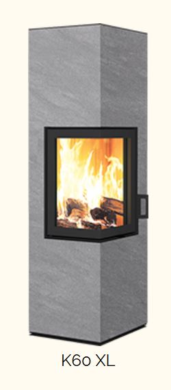 Kaminofen K60 XL in hellgrauem Stein, dreiseitige prismatische Sichtscheibe, Flammen.