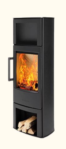 Kaminofen Wiking Miro 6 Schwarzer Kaminofen mit großer Sichtscheibe, Warmhaltefach oben und Holzfach unten; Flammen sichtbar.