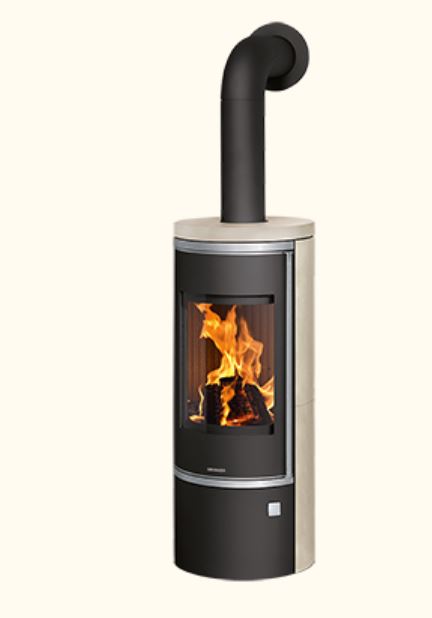 Zylindrischer Kaminofen in Schwarz mit hellem Top und 90°-Rauchrohr; Flammen hinter Frontscheibe Kaminofen Oranier Corso 2.0