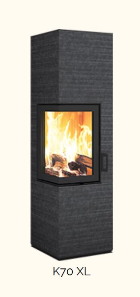 Kaminofen K70 XL in dunklem Stein, dreiseitige Sichtscheibe, Flammen lodern