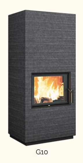 Kaminofen G10 mit breiter Frontscheibe in dunkelgrauer Steinverkleidung, Flammen sichtbar