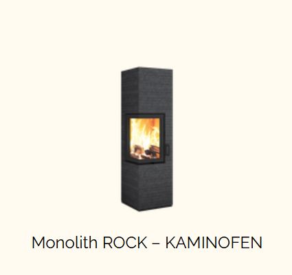 Schlanker eckiger Kaminofen Monolith ROCK mit Frontscheibe und sichtbaren Flammen.
