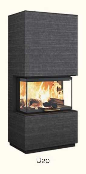 Panorama-Frontscheibe mit U-Verglasung, etwas breiter wirkender Sichtbereich. Gleiche dunkle Steinverkleidung und kubische Proportionen; schmaler Sockel. Helles, freigestelltes Produktfoto.