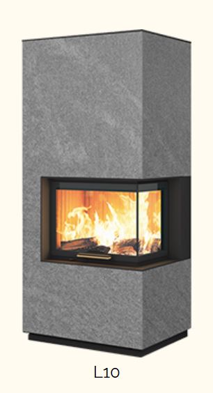 Kaminofen L10 in grauem Stein, große L-Eckscheibe über zwei Seiten, offenes Feuer