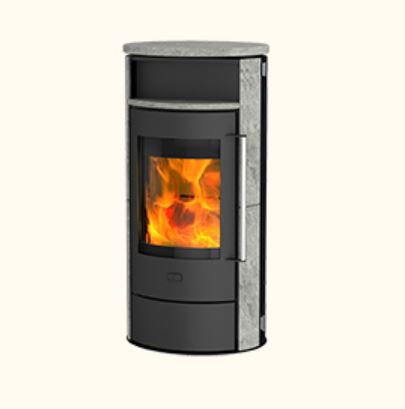 Hedera Zylindrischer Kaminofen mit gebogener Scheibe und Speckstein-Seiten, lebendiges Feuer sichtbar