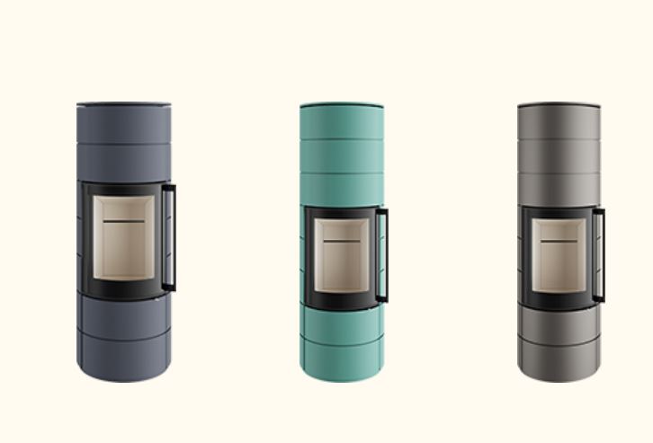 Drei runde Design-Kaminöfen in Grau, Mint und Taupe – säulenförmig mit Fronttür und seitlichem Griff.