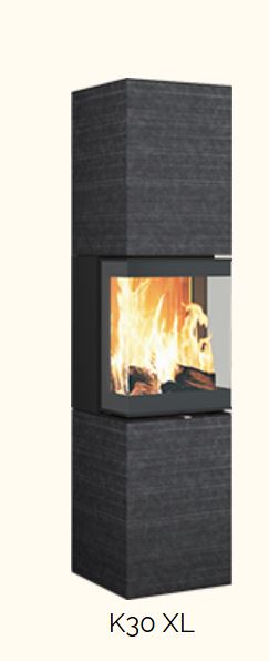 Kaminofen K30 XL, schlanke Säule aus dunklem Stein, dreiseitige Sichtscheibe, FeuerKaminofen K30 XL, schlanke Säule aus dunklem Stein, dreiseitige Sichtscheibe, Feuer