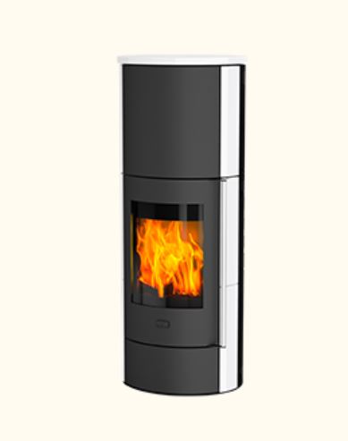 Ritual Hoher, runder Kaminofen in Schwarz mit weißen Seitenpaneelen und großem Sichtfenster mit Flammen